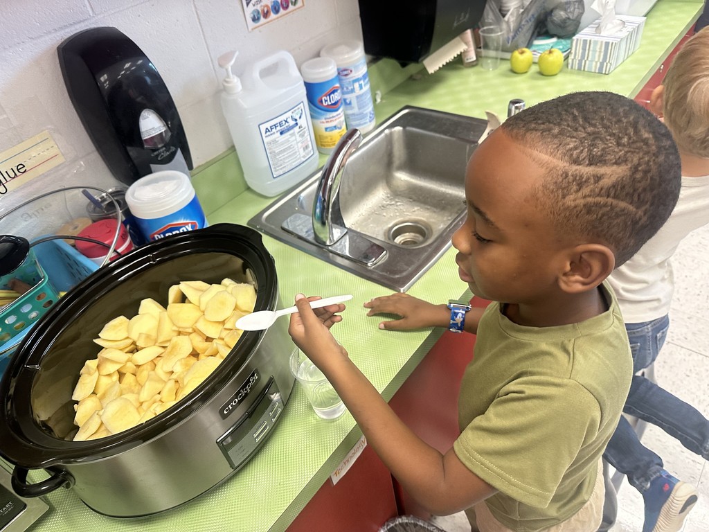 Miss Redd's Class Makes Applesauce!