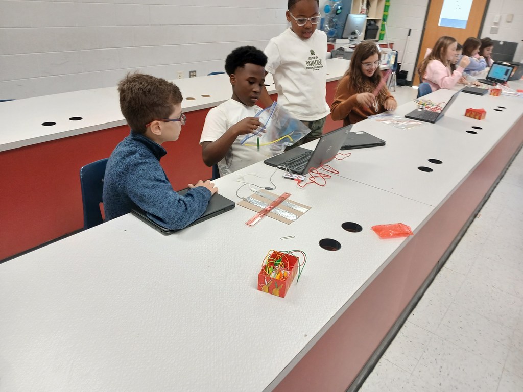 5th Grade Students use Makey Makey to find insulators and conductors