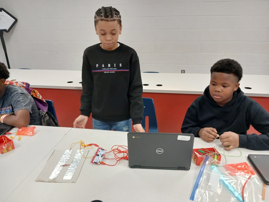 5th Grade Students use Makey Makey to find insulators and conductors