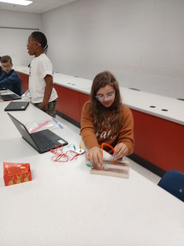 5th Grade Students use Makey Makey to find insulators and conductors