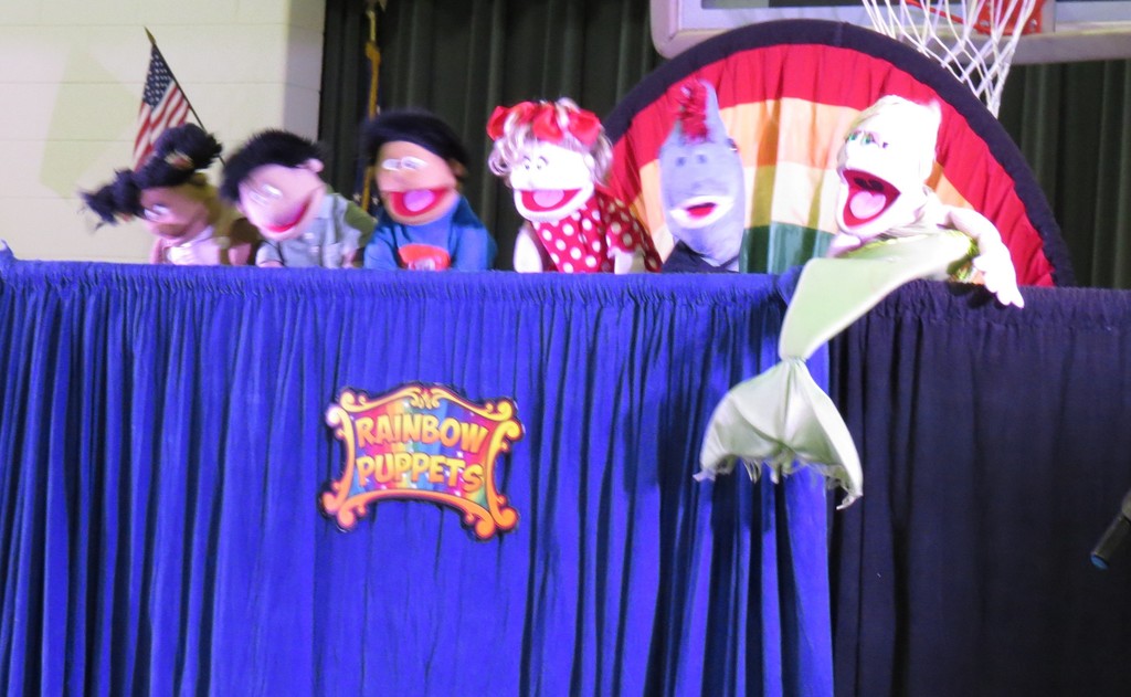 Rainbow Puppets  Perform at Scottsburg Elementary 