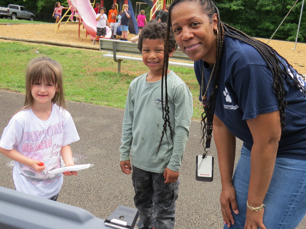 Scottsburg Elementary “Popsicles with the Principal” Literacy Event