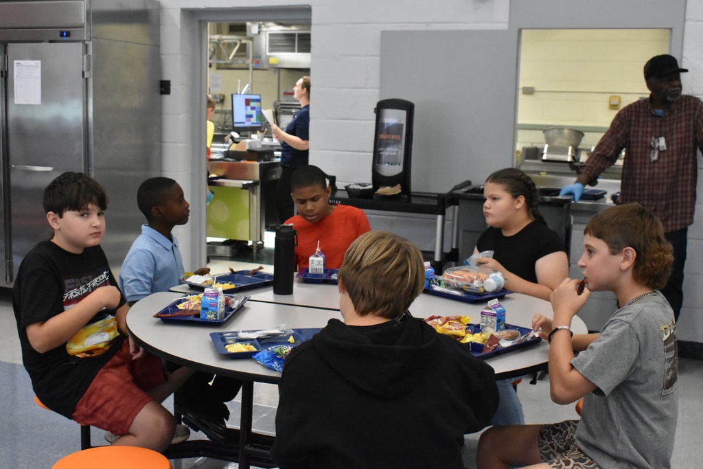 students eating lunch