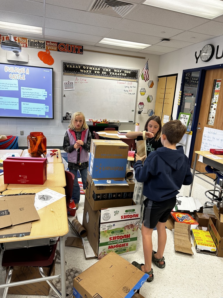 4th grade students making their castle