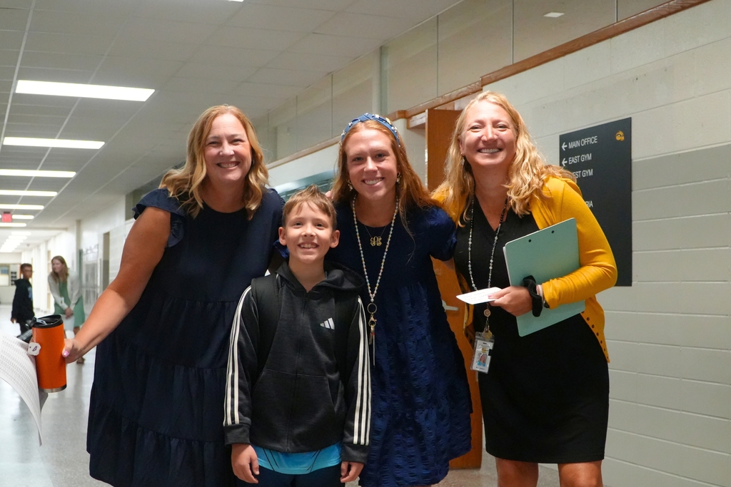 Hamilton Middle School back to school photos 2026.