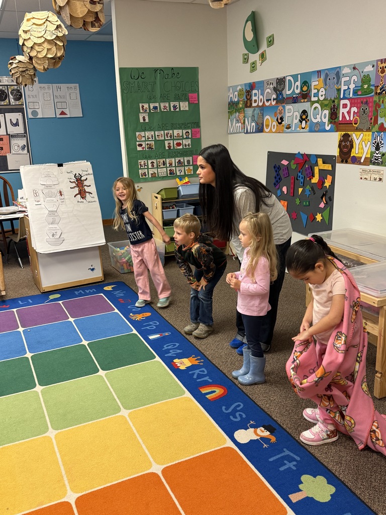 Spanish Club and other Spanish students from Hamilton High School joined Mrs. Marlatt (HHS) and Mrs. Bloomingdale (WES) in their first collaboration to celebrate multilingualism and cultural diversity. April 23 is United Nations Spanish Language Day (Día del Idioma Español) and April 30 is celebrated annually as Día del Niño (Day of the Child) in Mexico and as El Día de los Niños/El Día de los Libros (Children's Day/Book Day) in the US, honoring children and fostering a love for literacy. 