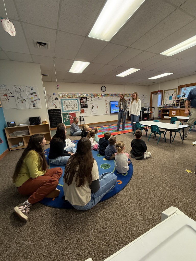 Spanish Club and other Spanish students from Hamilton High School joined Mrs. Marlatt (HHS) and Mrs. Bloomingdale (WES) in their first collaboration to celebrate multilingualism and cultural diversity. April 23 is United Nations Spanish Language Day (Día del Idioma Español) and April 30 is celebrated annually as Día del Niño (Day of the Child) in Mexico and as El Día de los Niños/El Día de los Libros (Children's Day/Book Day) in the US, honoring children and fostering a love for literacy. 
