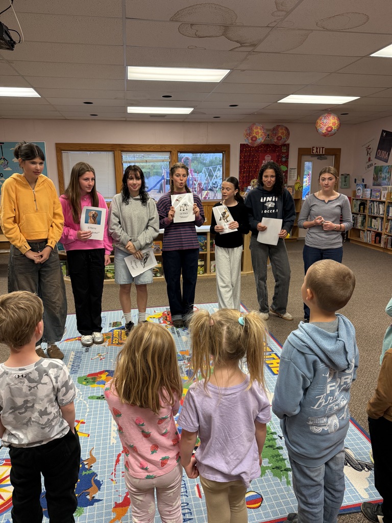 Spanish Club and other Spanish students from Hamilton High School joined Mrs. Marlatt (HHS) and Mrs. Bloomingdale (WES) in their first collaboration to celebrate multilingualism and cultural diversity. April 23 is United Nations Spanish Language Day (Día del Idioma Español) and April 30 is celebrated annually as Día del Niño (Day of the Child) in Mexico and as El Día de los Niños/El Día de los Libros (Children's Day/Book Day) in the US, honoring children and fostering a love for literacy. 