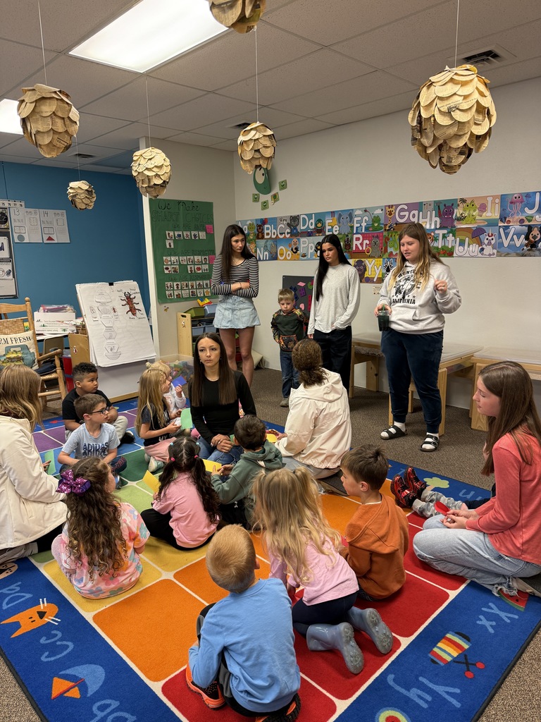 Spanish Club and other Spanish students from Hamilton High School joined Mrs. Marlatt (HHS) and Mrs. Bloomingdale (WES) in their first collaboration to celebrate multilingualism and cultural diversity. April 23 is United Nations Spanish Language Day (Día del Idioma Español) and April 30 is celebrated annually as Día del Niño (Day of the Child) in Mexico and as El Día de los Niños/El Día de los Libros (Children's Day/Book Day) in the US, honoring children and fostering a love for literacy. 