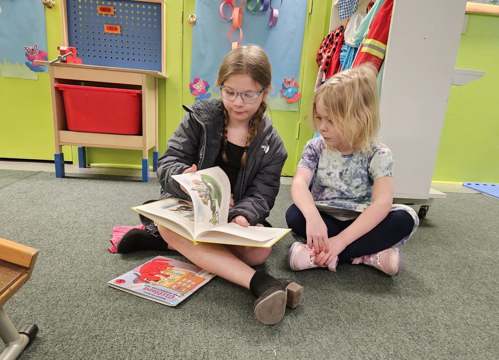 4th graders read to preschool 3