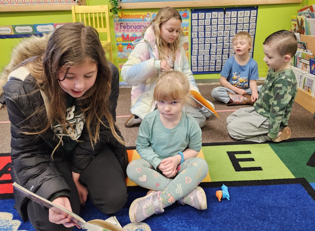 4th graders read to preschool 2