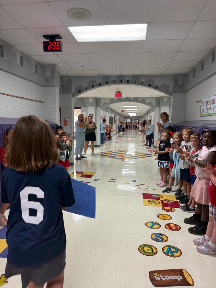 students clapping for little girl