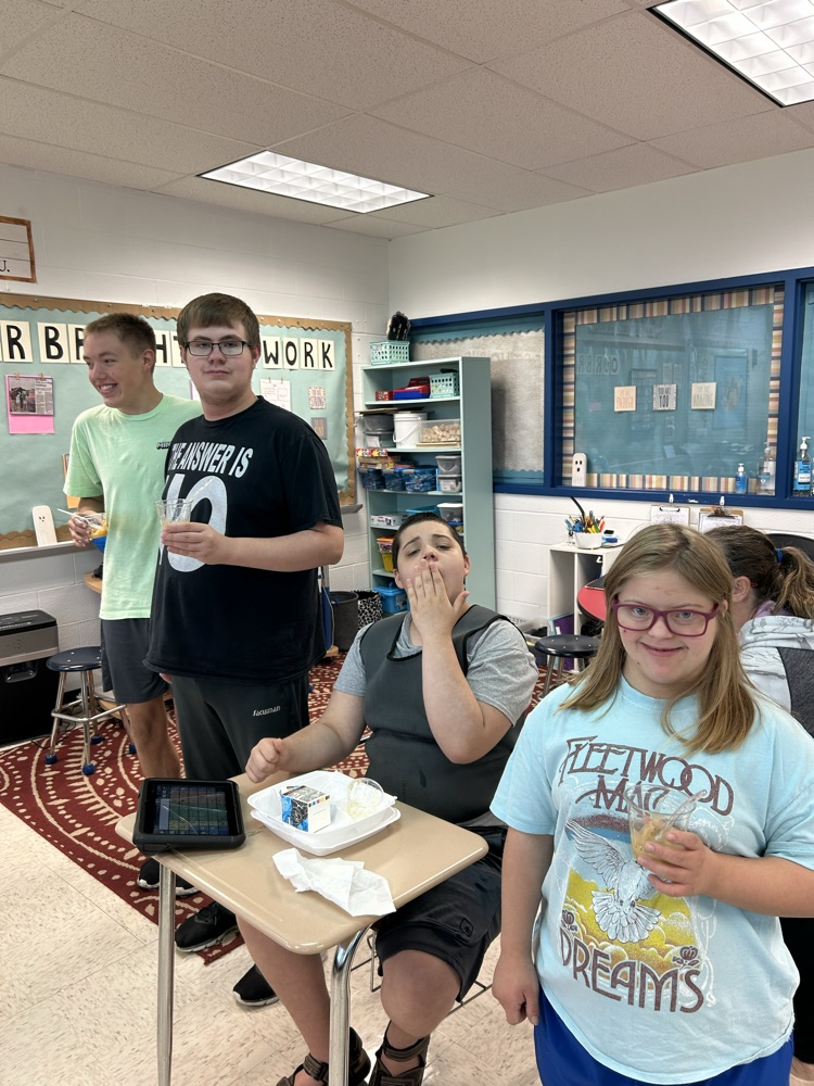 students eating homemade applesauce