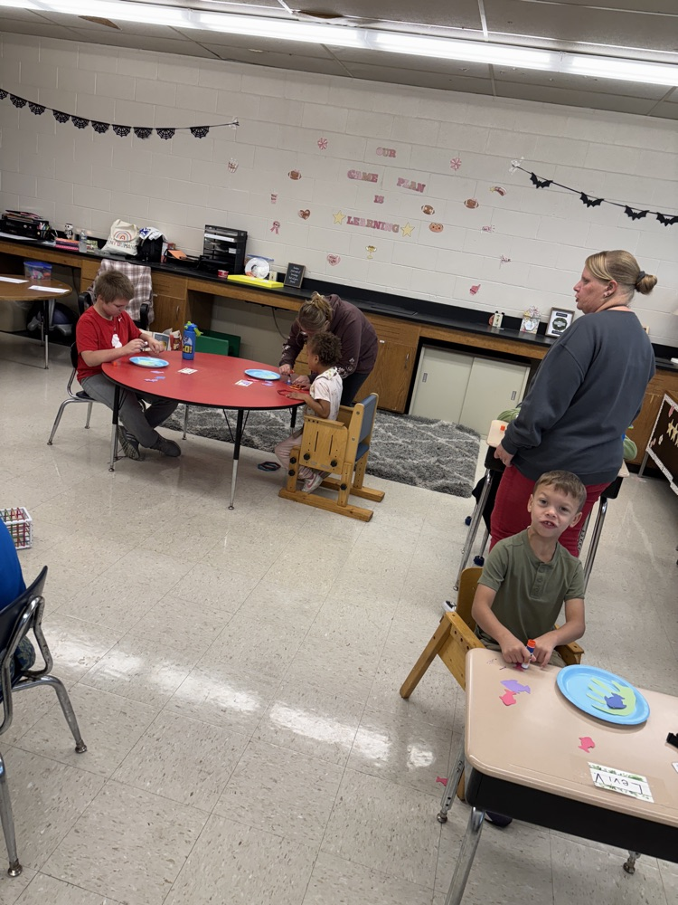 students making their aquarium