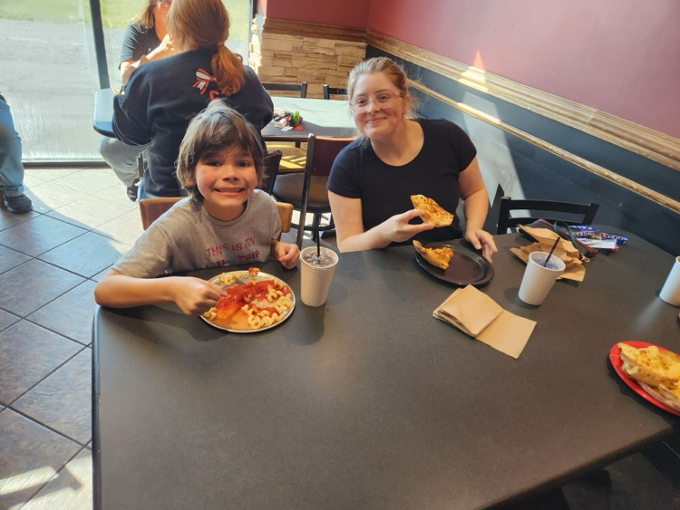 students eating pizza