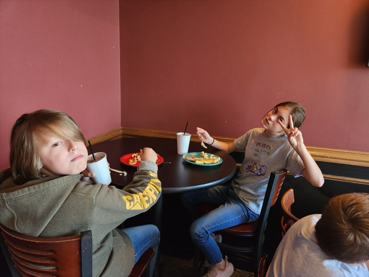 students eating pizza