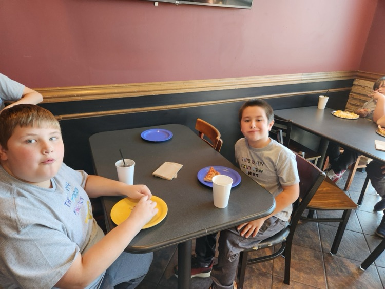 students eating pizza