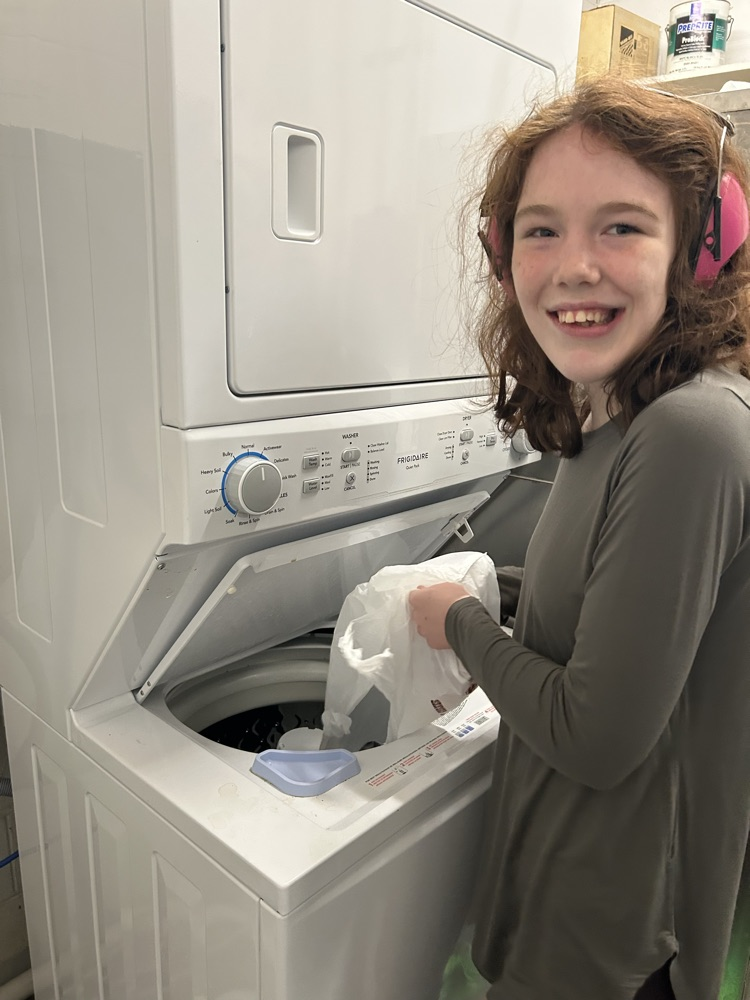 student washing apron
