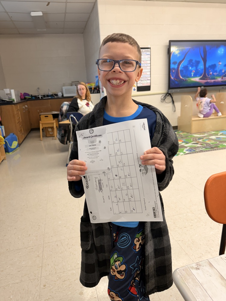 student getting pizza certificate