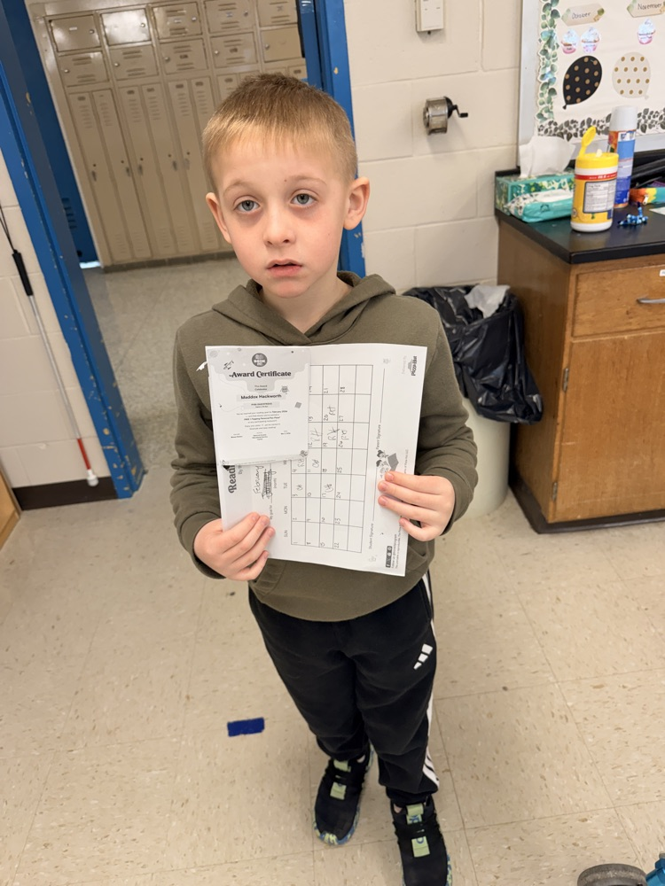 student getting pizza certificate