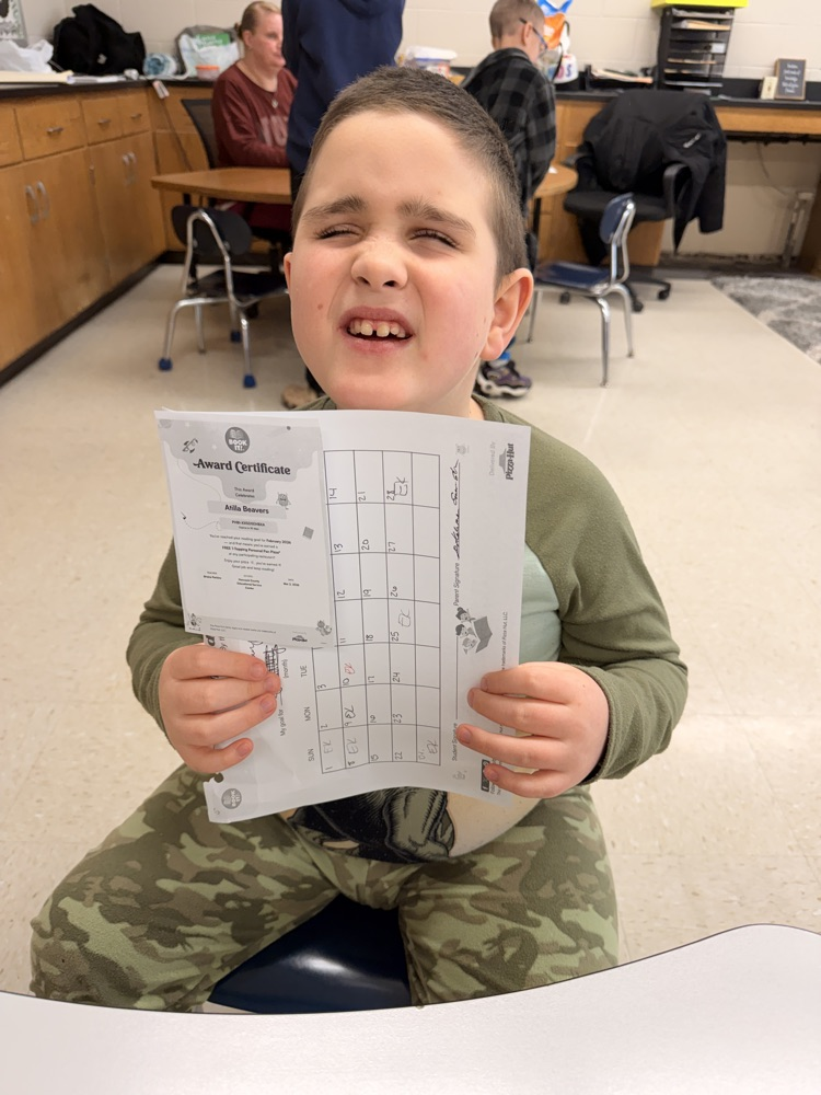 student getting pizza certificate