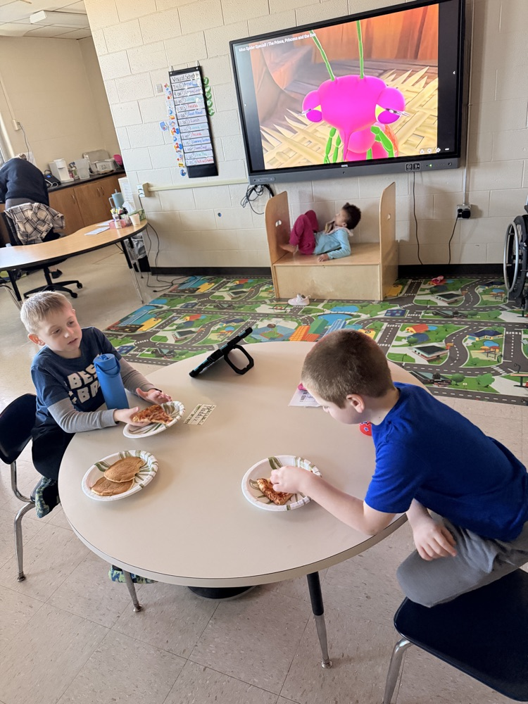 students eating pizza