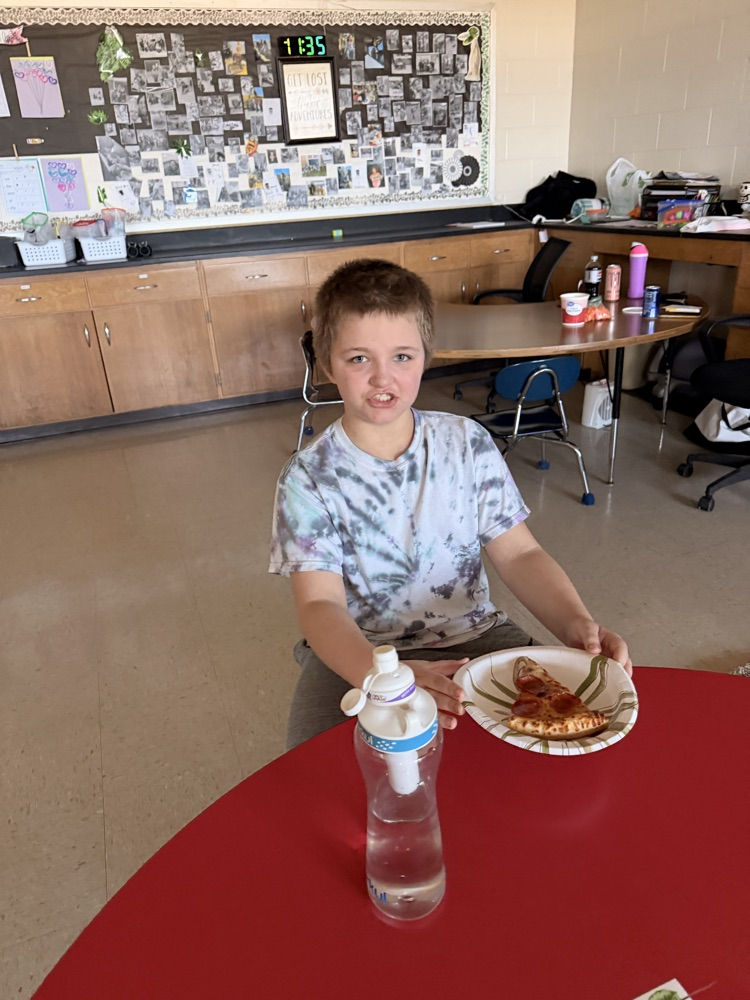 student eating pizza