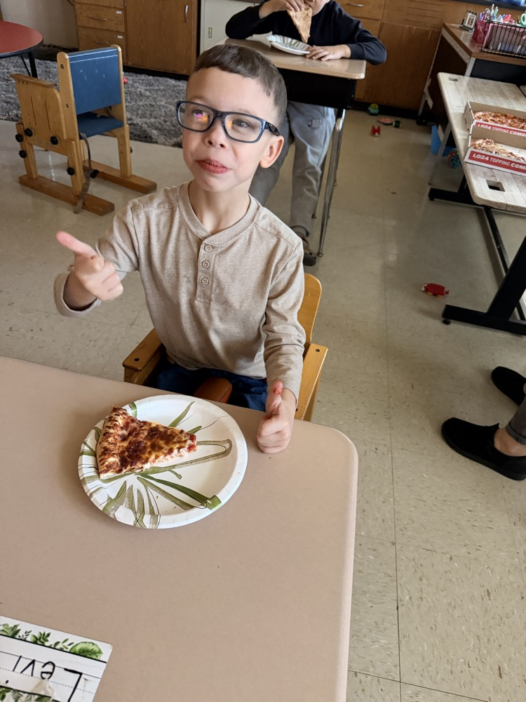 student eating pizza