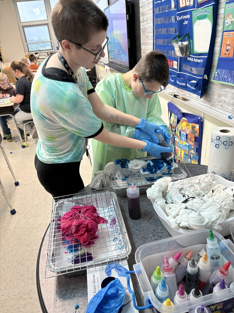 student tie dying