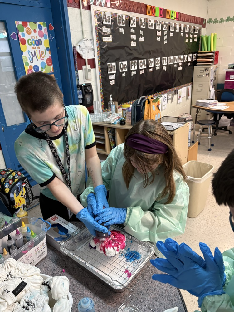 student tie dying