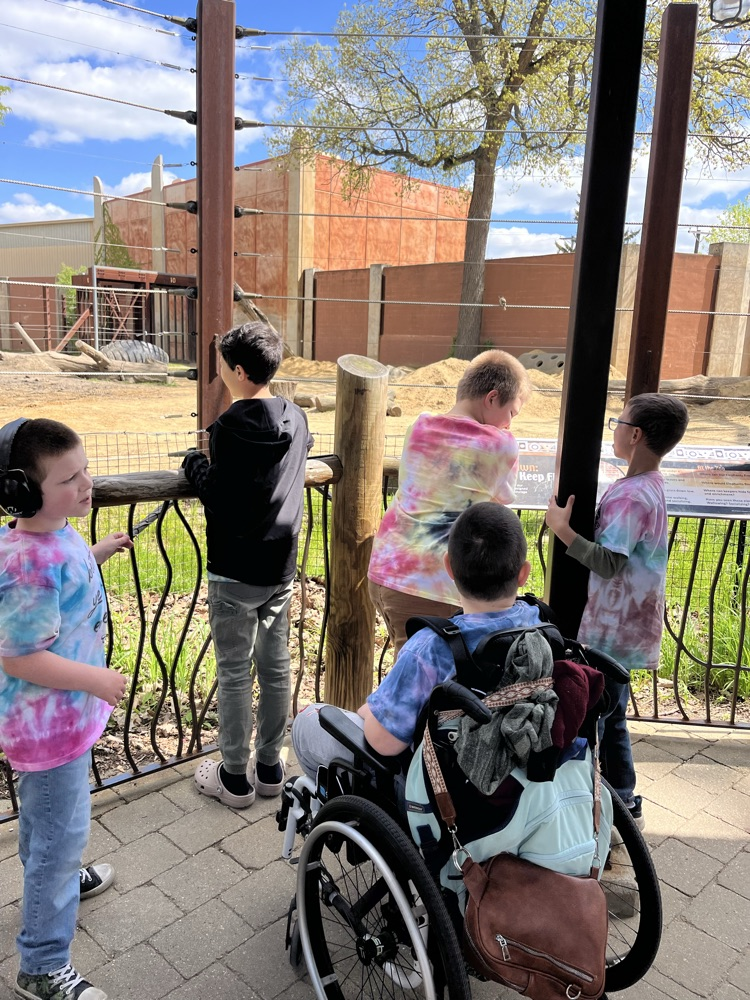 students at the zoo
