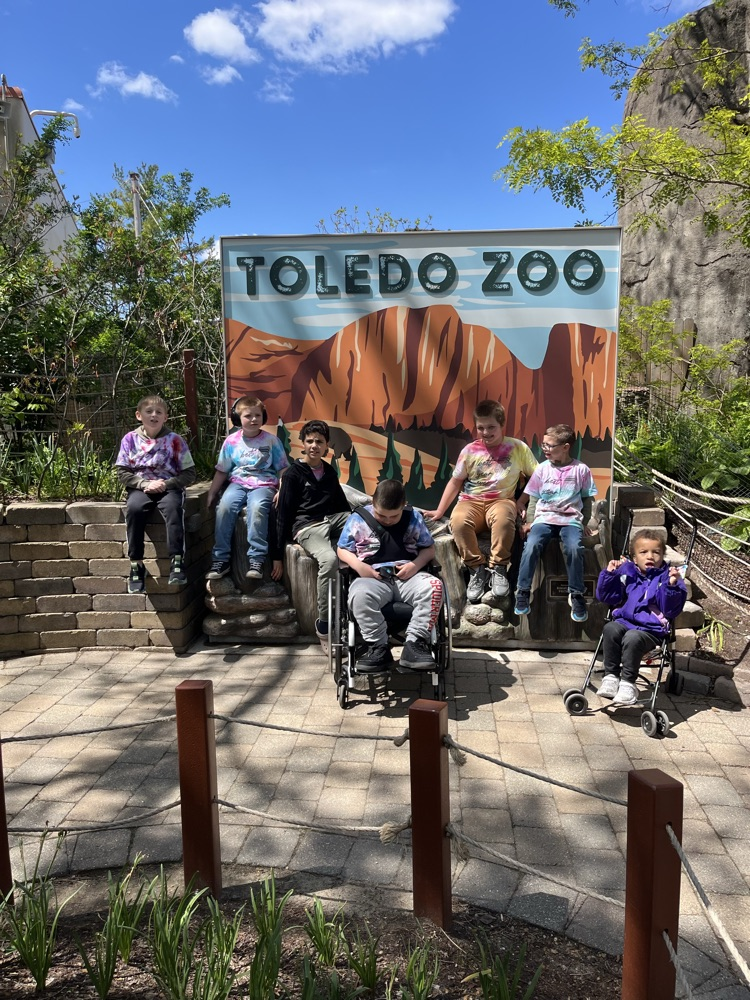 students at the zoo