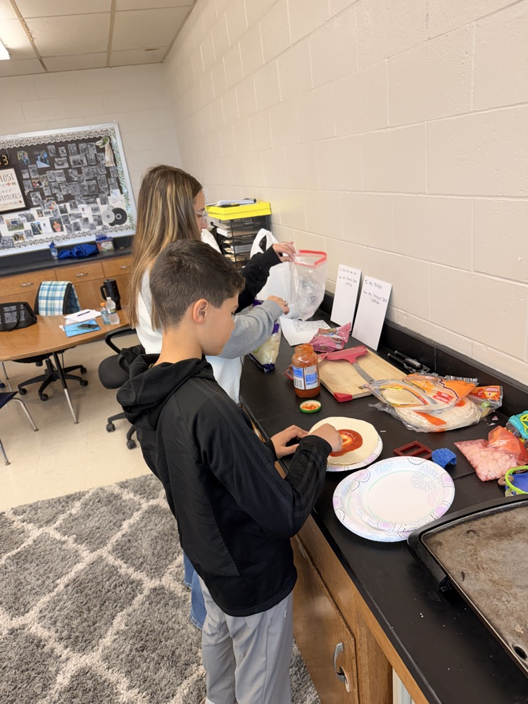 student making pizza