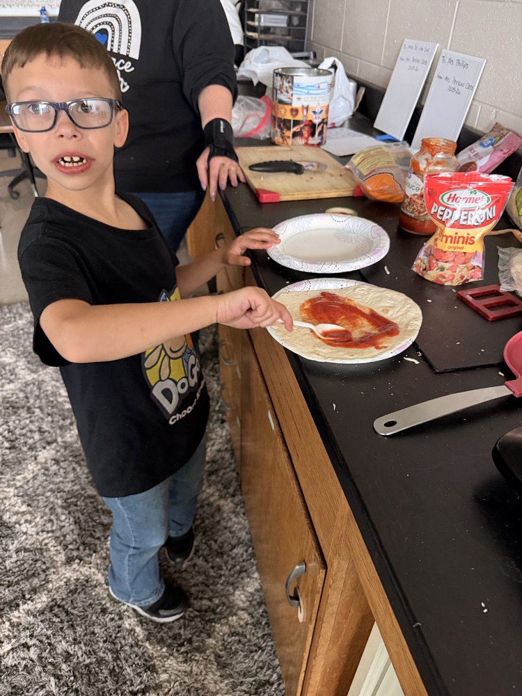 student making pizza