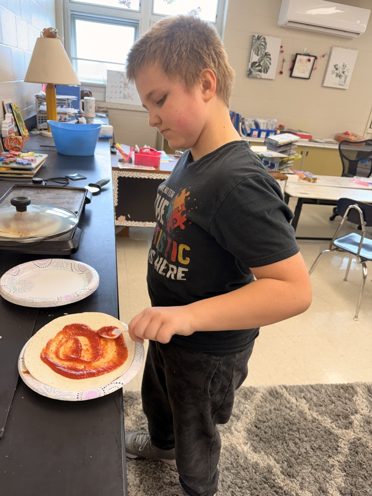 student making pizza