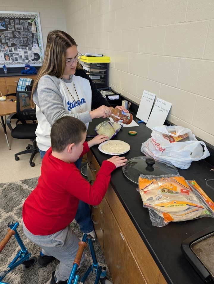 student making pizza