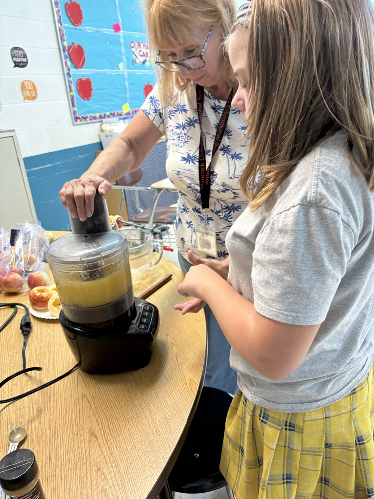student blending apples
