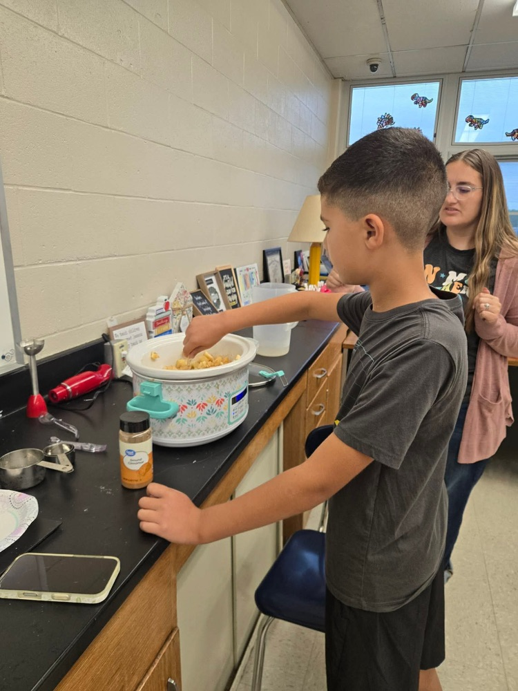 student mixing apples