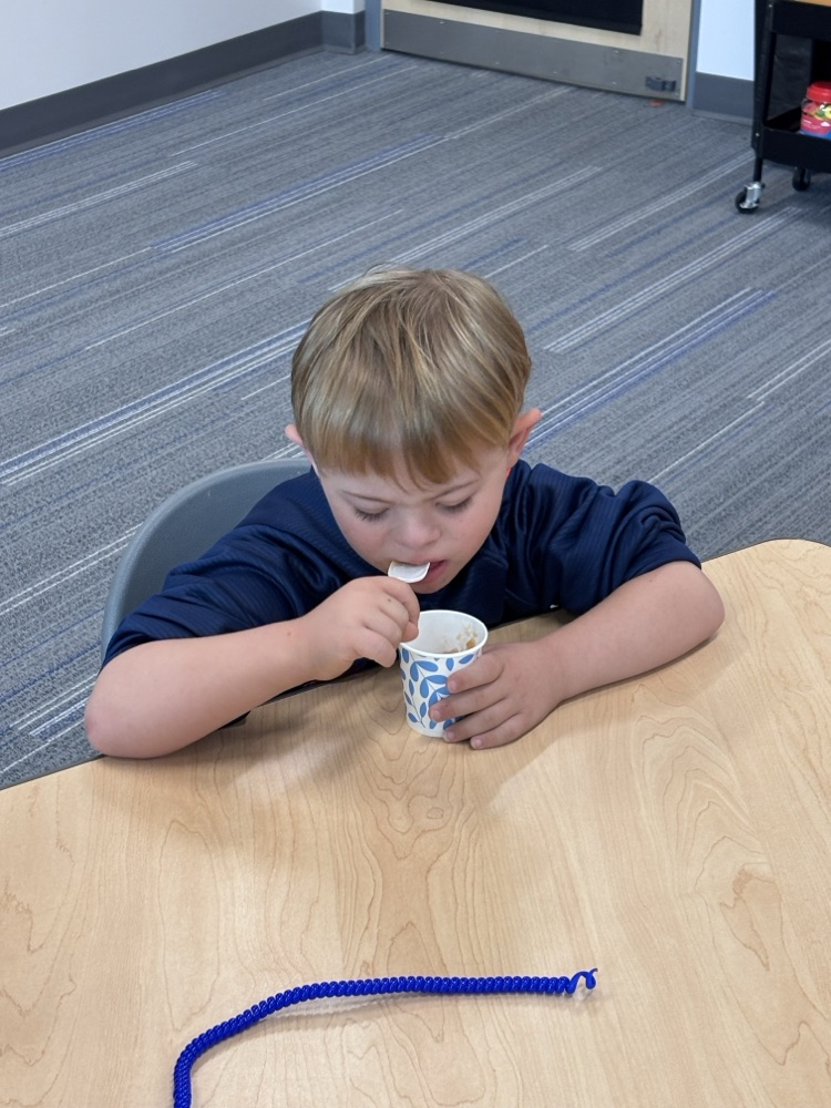 student eating applesauce