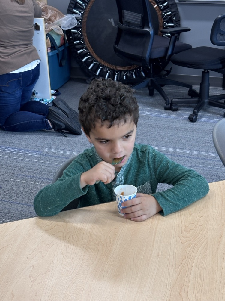 student eating applesauce