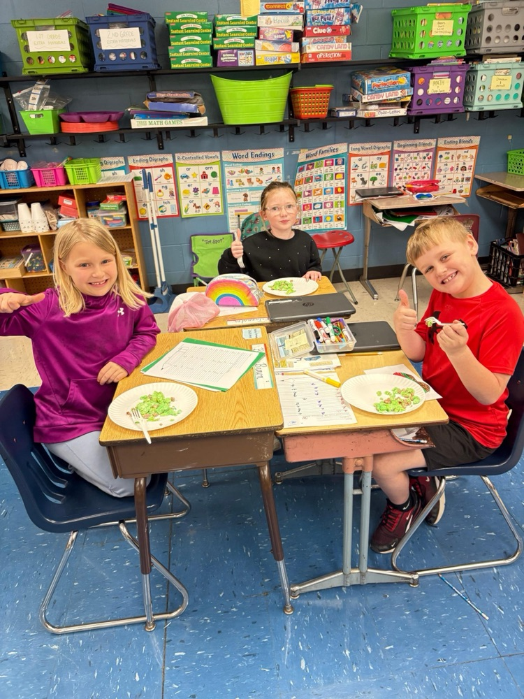 students eating green eggs 
