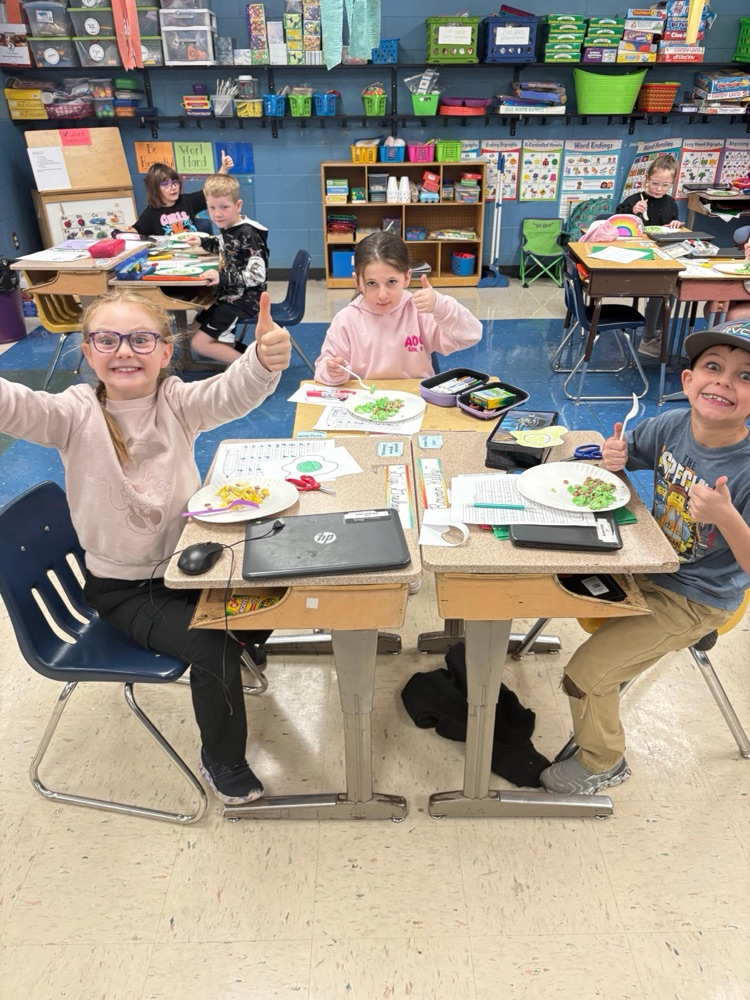 students eating green eggs 