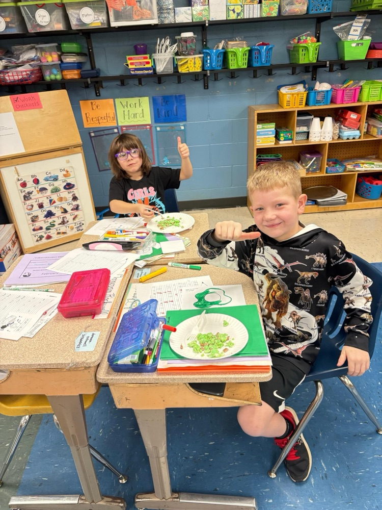 students eating green eggs 
