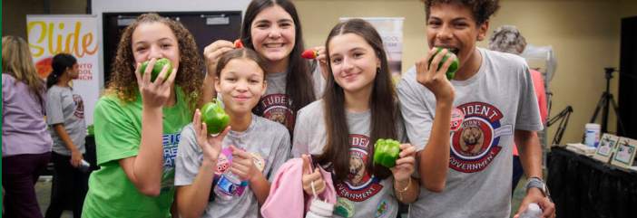 children eating green bellpeppers