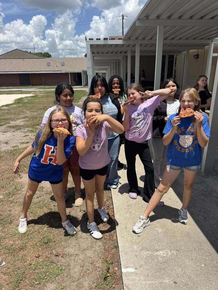 students eating pizza