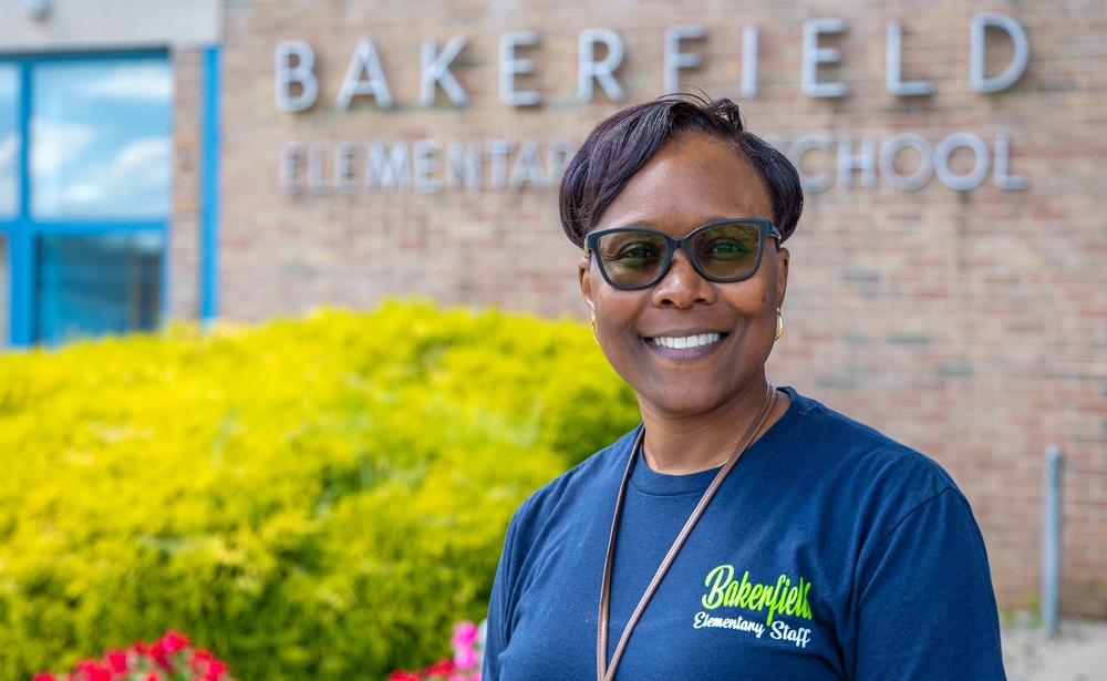 Tara Sample, principal at Bakerfield Elementary School poses in front of building