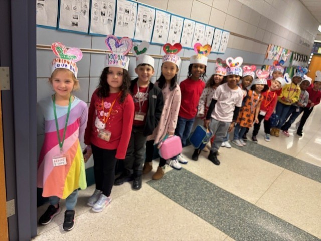 Image of kindergarten students standing in line.