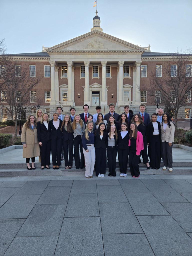 Group of students stand in front of the state house in Annapolis