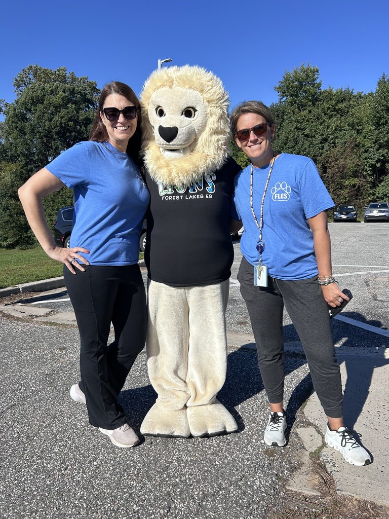 Tan lion the lion custume with prinicpal and assistant principal