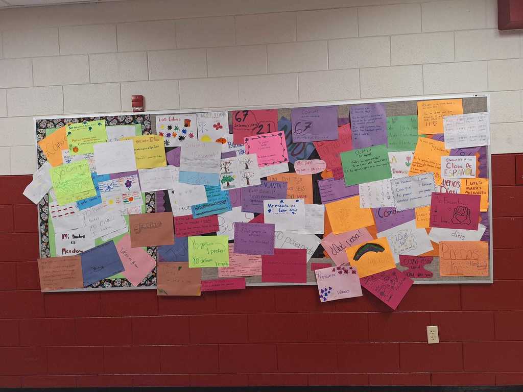 Collages created by our Spanish I & II students have created during the first weeks of this semester.  They wrote greetings, expressions, new vocabulary, what they like or don't like, and they also welcomed Fall. 